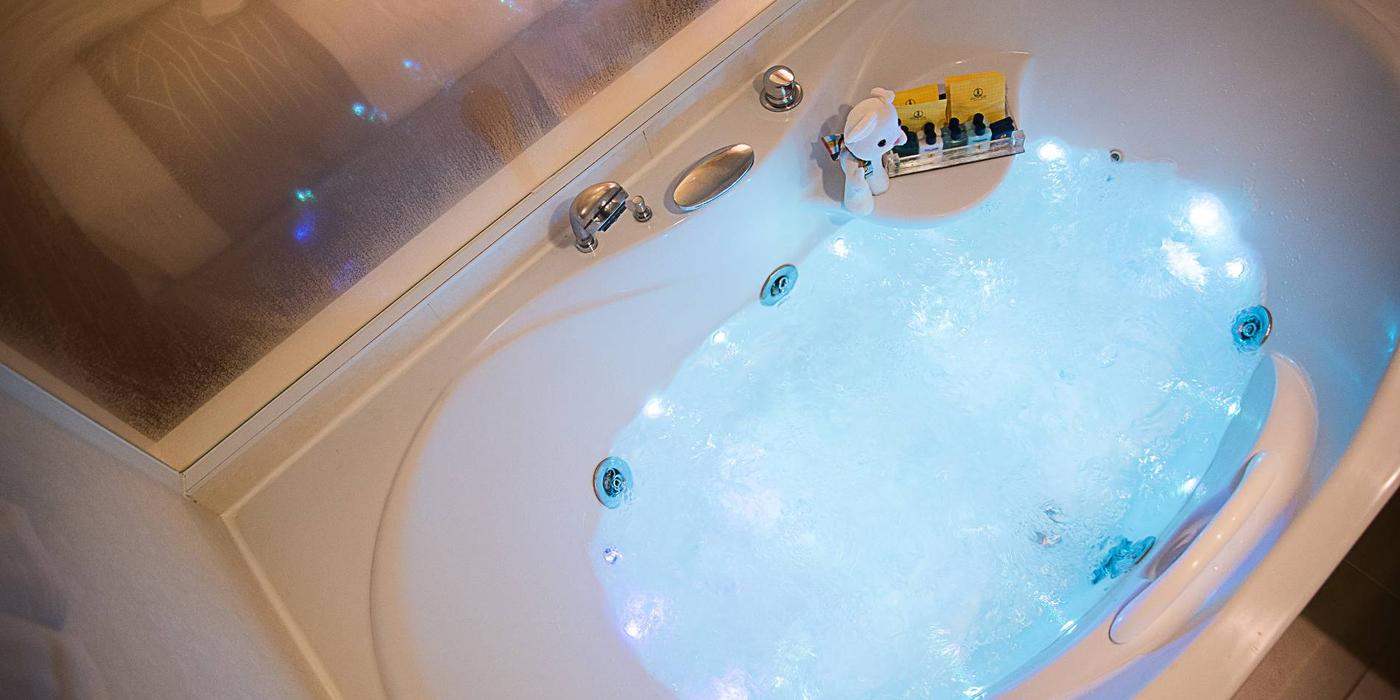 Jacuzzi Room 6 Jacuzzi Room 6